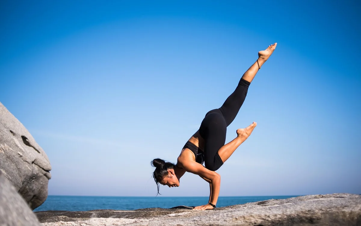 15 exercices de yoga prénatal pour débutantes : guide complet 2026