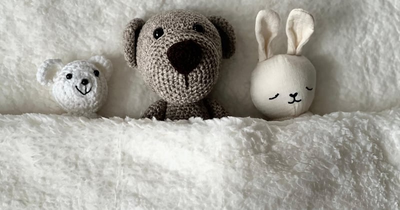 Comment habiller bébé pour dormir la nuit : le guide des parents sereins