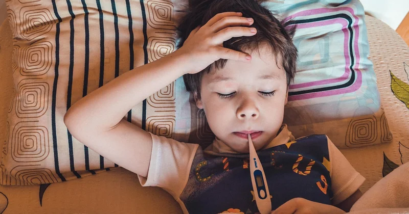 Les signes concrets pour savoir si bébé a trop chaud ou trop froid