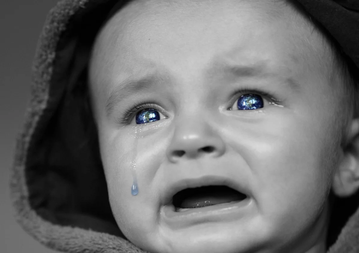 Comment calmer les pleurs du soir : 7 astuces efficaces pour bébé en 2026